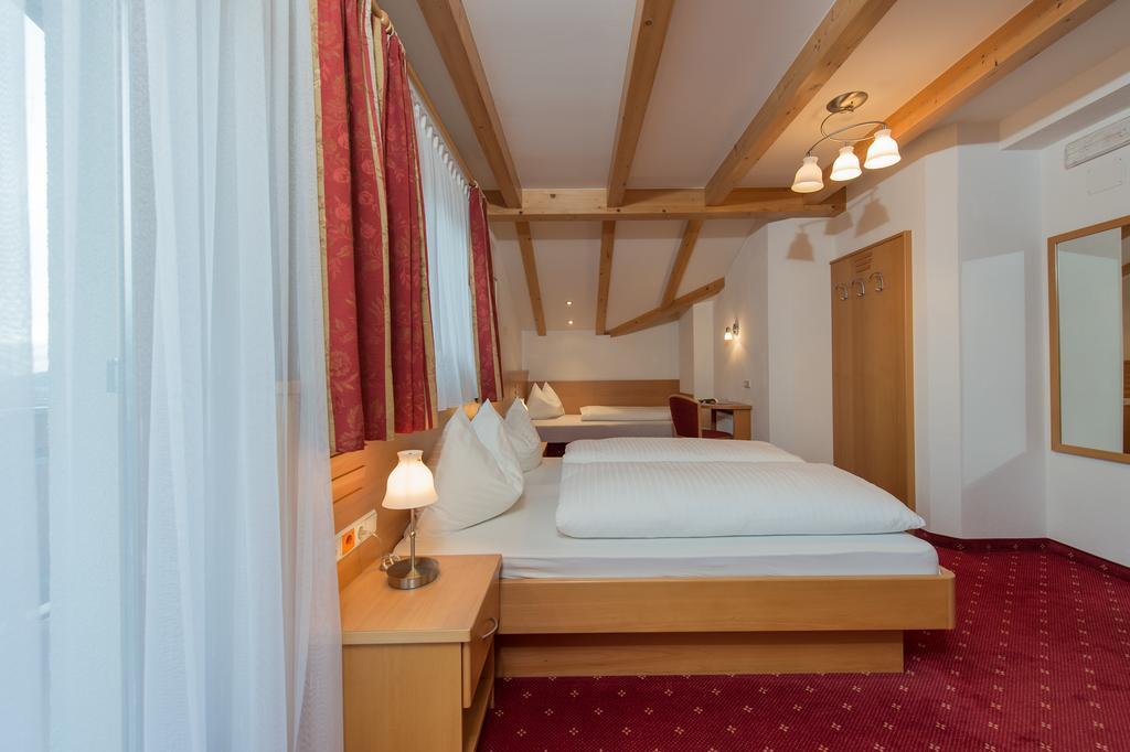 Hotel Garni Hochgruber Brunico Room photo